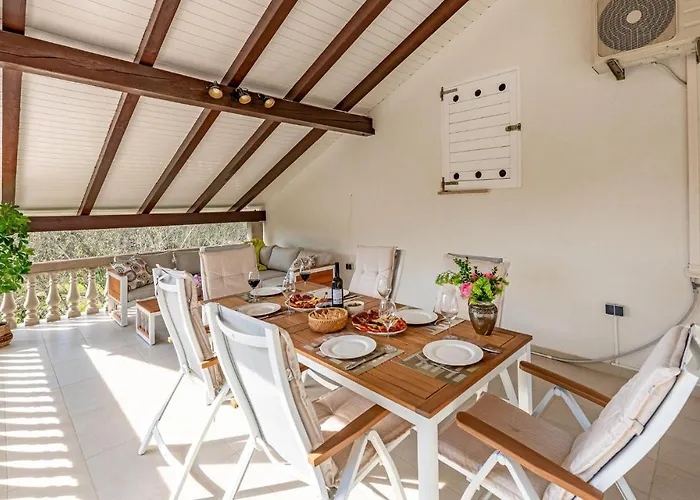 3 Bedroom Beach Front Home In Zdrelac Ždrelac