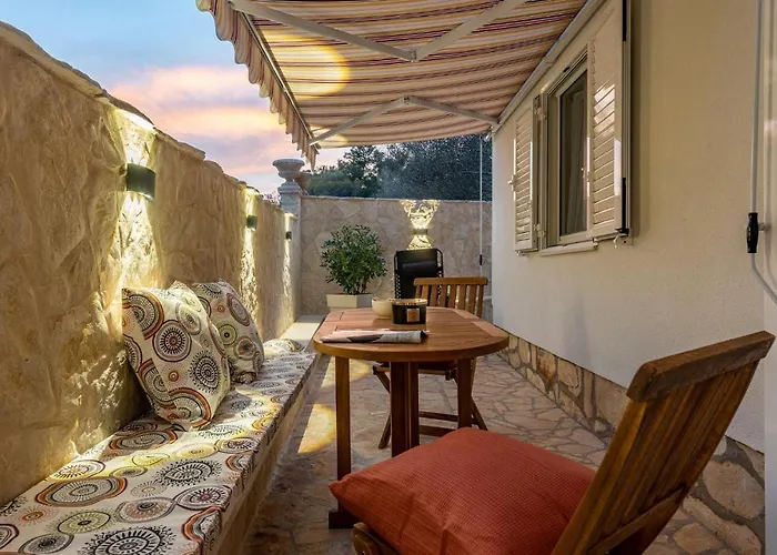 Casa de Férias 3 Bedroom Beach Front Home In Zdrelac