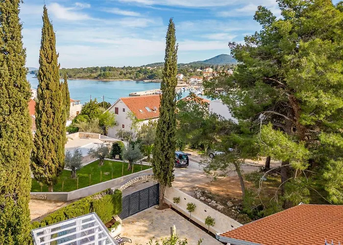 3 Bedroom Beach Front Home In Zdrelac Casa de Férias