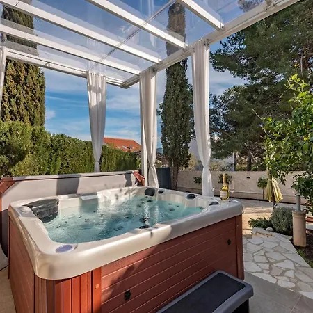 3 Bedroom Beach Front Home In Zdrelac * Ždrelac