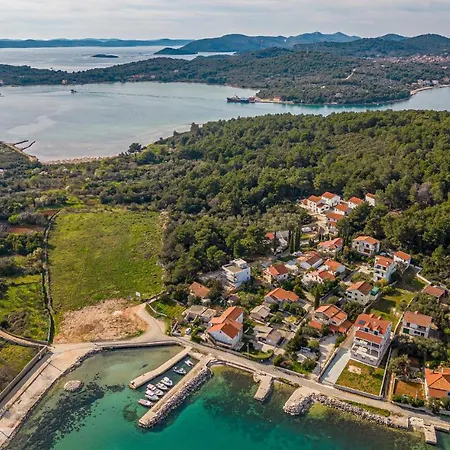 3 Bedroom Beach Front Home In Zdrelac Ferienhaus