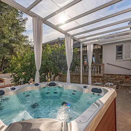 3 Bedroom Beach Front Home In Zdrelac