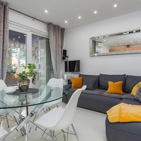 Holiday home 3 Bedroom Beach Front Home In Zdrelac Zdrelac