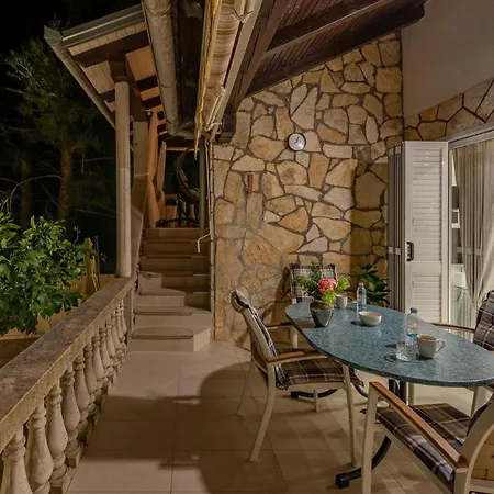 3 Bedroom Beach Front Home In Zdrelac Holiday home