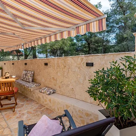 3 Bedroom Beach Front Home In Zdrelac