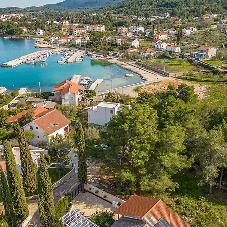 3 Bedroom Beach Front Home In Zdrelac *