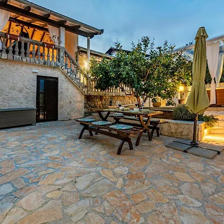 3 Bedroom Beach Front Home In Zdrelac