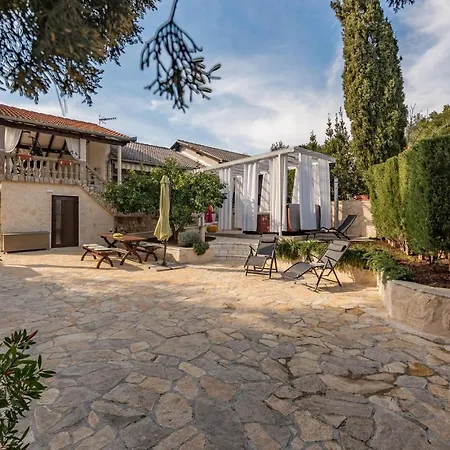 3 Bedroom Beach Front Home In Zdrelac *