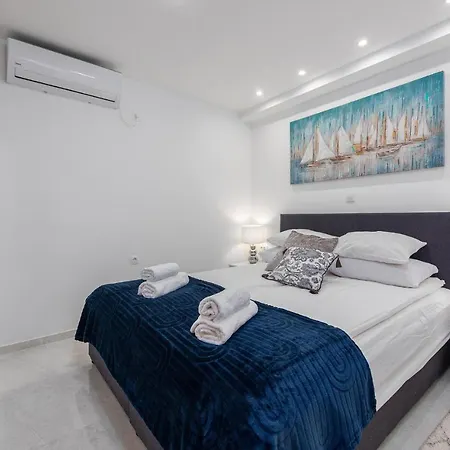 3 Bedroom Beach Front Home In Zdrelac Holiday home Zdrelac