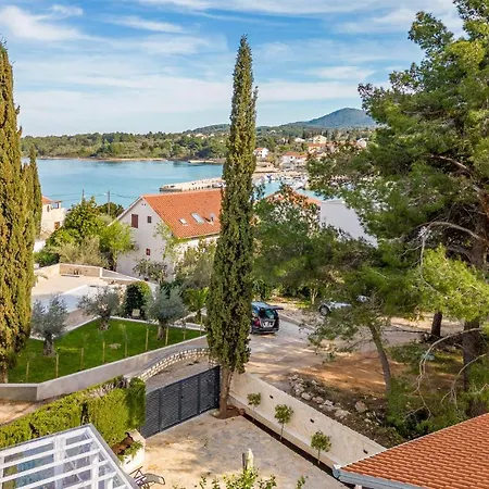 3 Bedroom Beach Front Home In Zdrelac Ferienhaus