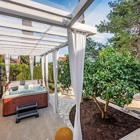 3 Bedroom Beach Front Home In Zdrelac