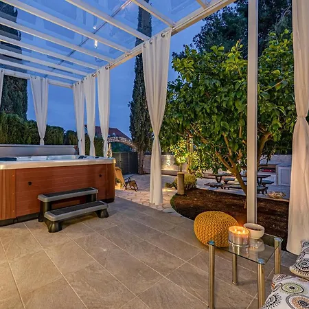 3 Bedroom Beach Front Home In Zdrelac Ždrelac