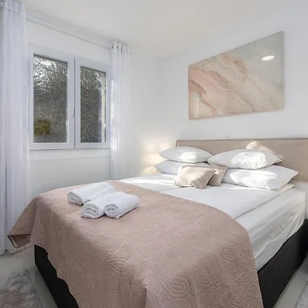 3 Bedroom Beach Front Home In Zdrelac *