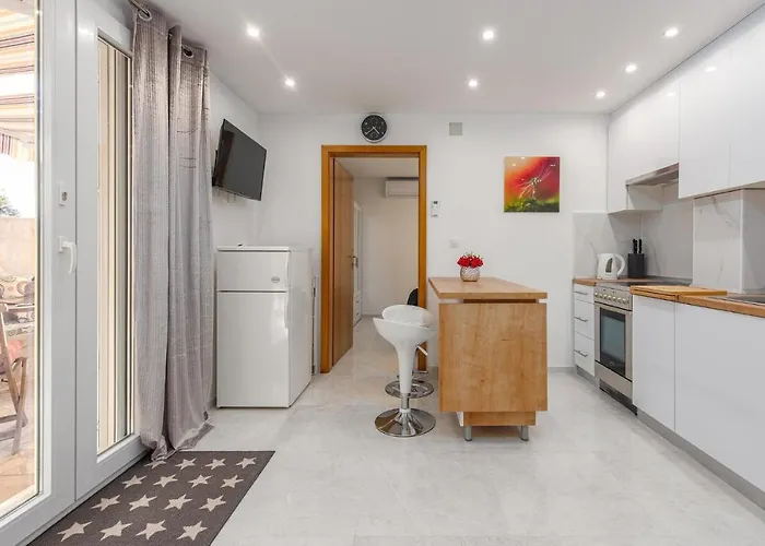 Дом отдыха 3 Bedroom Beach Front Home In Zdrelac