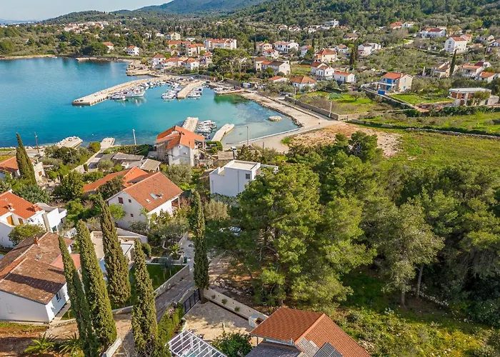 3 Bedroom Beach Front Home In Zdrelac *