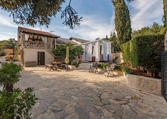 3 Bedroom Beach Front Home In Zdrelac *