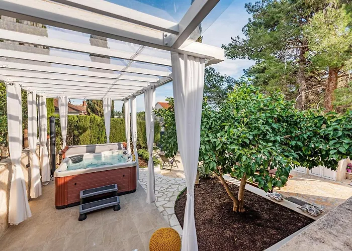 3 Bedroom Beach Front Home In Zdrelac