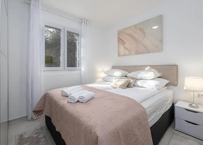 3 Bedroom Beach Front Home In Zdrelac *