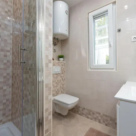 3 Bedroom Beach Front Home In Zdrelac *