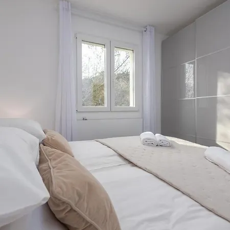 3 Bedroom Beach Front Home In Zdrelac *