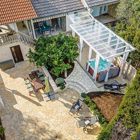 3 Bedroom Beach Front Home In Zdrelac Сasa de vacaciones *