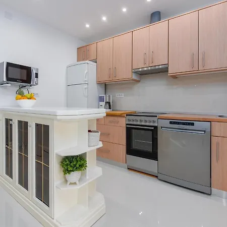 Сasa de vacaciones 3 Bedroom Beach Front Home In Zdrelac *