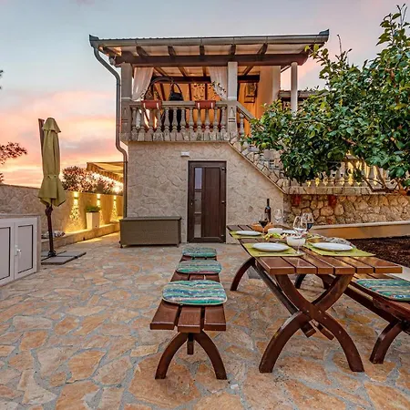 Сasa de vacaciones 3 Bedroom Beach Front Home In Zdrelac Ždrelac