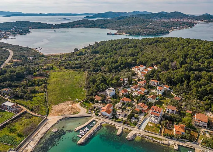 3 Bedroom Beach Front Home In Zdrelac Hébergement de vacances