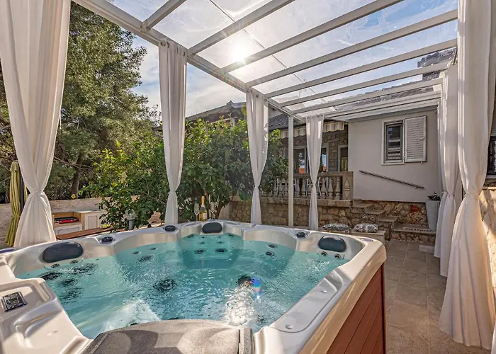 3 Bedroom Beach Front Home In Zdrelac