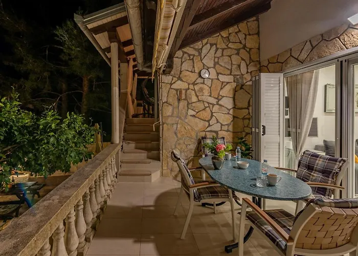 3 Bedroom Beach Front Home In Zdrelac Hébergement de vacances