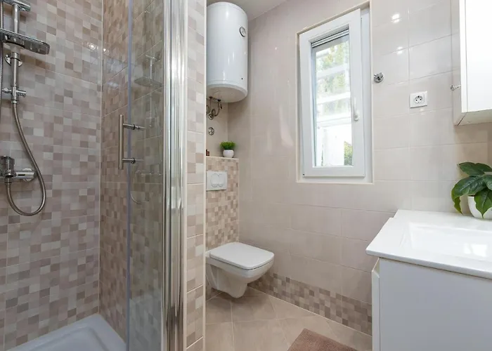 3 Bedroom Beach Front Home In Zdrelac *