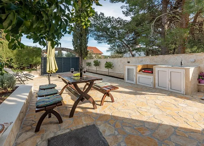 3 Bedroom Beach Front Home In Zdrelac Ždrelac