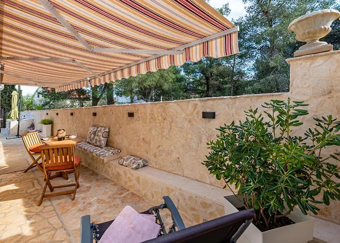 3 Bedroom Beach Front Home In Zdrelac