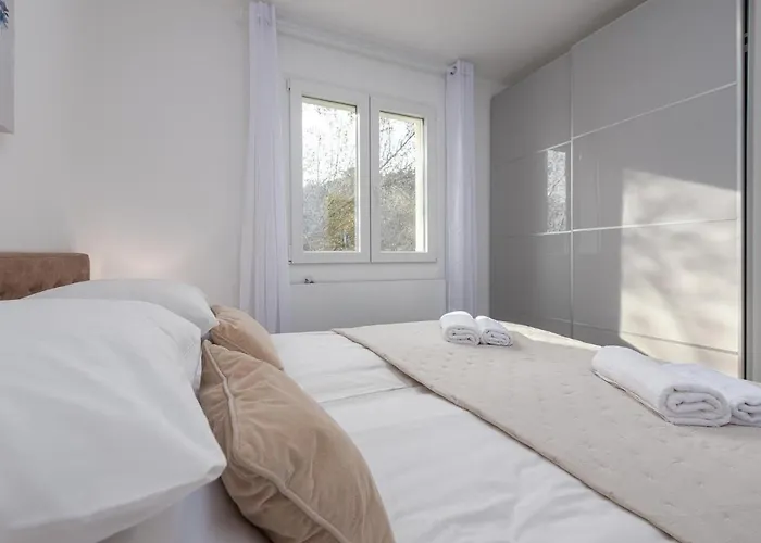 3 Bedroom Beach Front Home In Zdrelac *