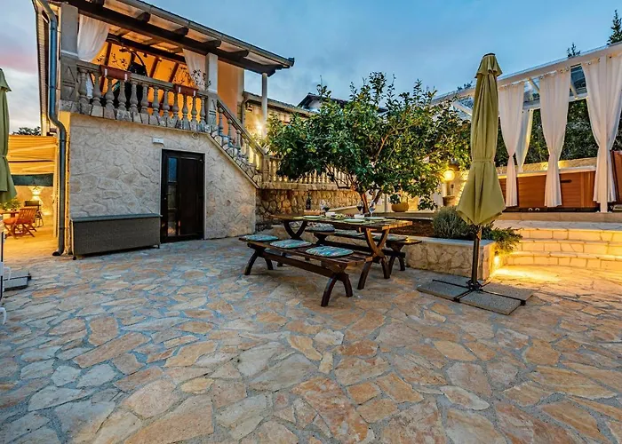 3 Bedroom Beach Front Home In Zdrelac