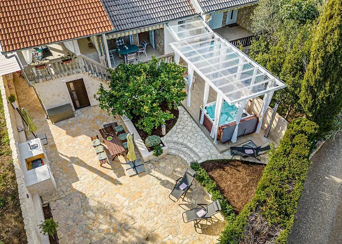 3 Bedroom Beach Front Home In Zdrelac Hébergement de vacances *