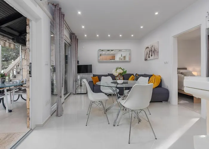 3 Bedroom Beach Front Home In Zdrelac Hébergement de vacances