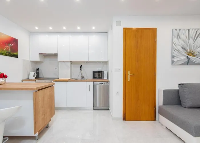 3 Bedroom Beach Front Home In Zdrelac Hébergement de vacances *