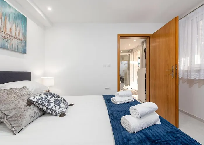 3 Bedroom Beach Front Home In Zdrelac Ždrelac