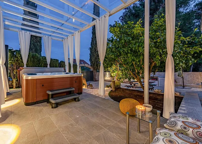 3 Bedroom Beach Front Home In Zdrelac Ždrelac